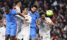 开云体育-格拉纳达前锋连进两球，帮球队获得胜利的简单介绍