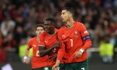 开云下载-关于欧国联比赛欢乐颁奖典礼，球员舞动夜空的信息