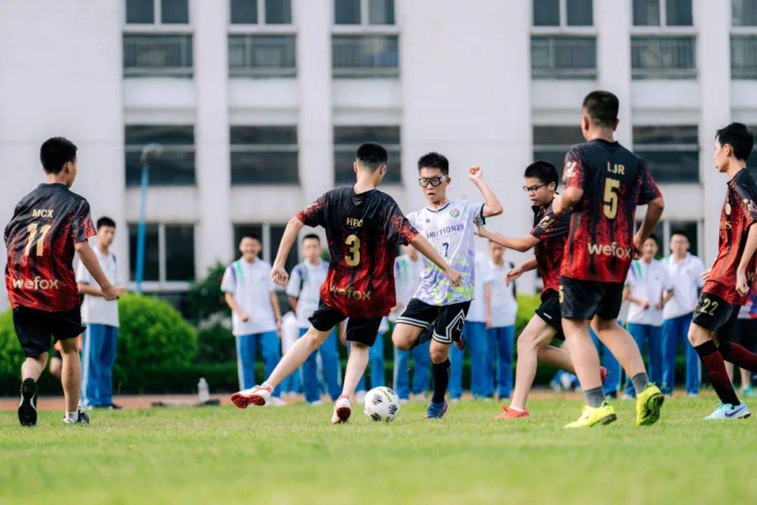 足球赛场上球员的团队合作令人动容