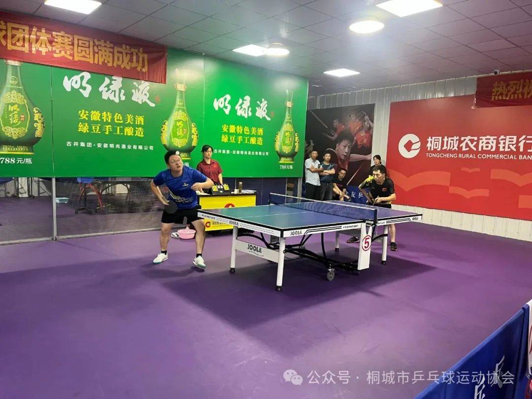 乒乓球精彩对决，球拍飞舞技压群雄