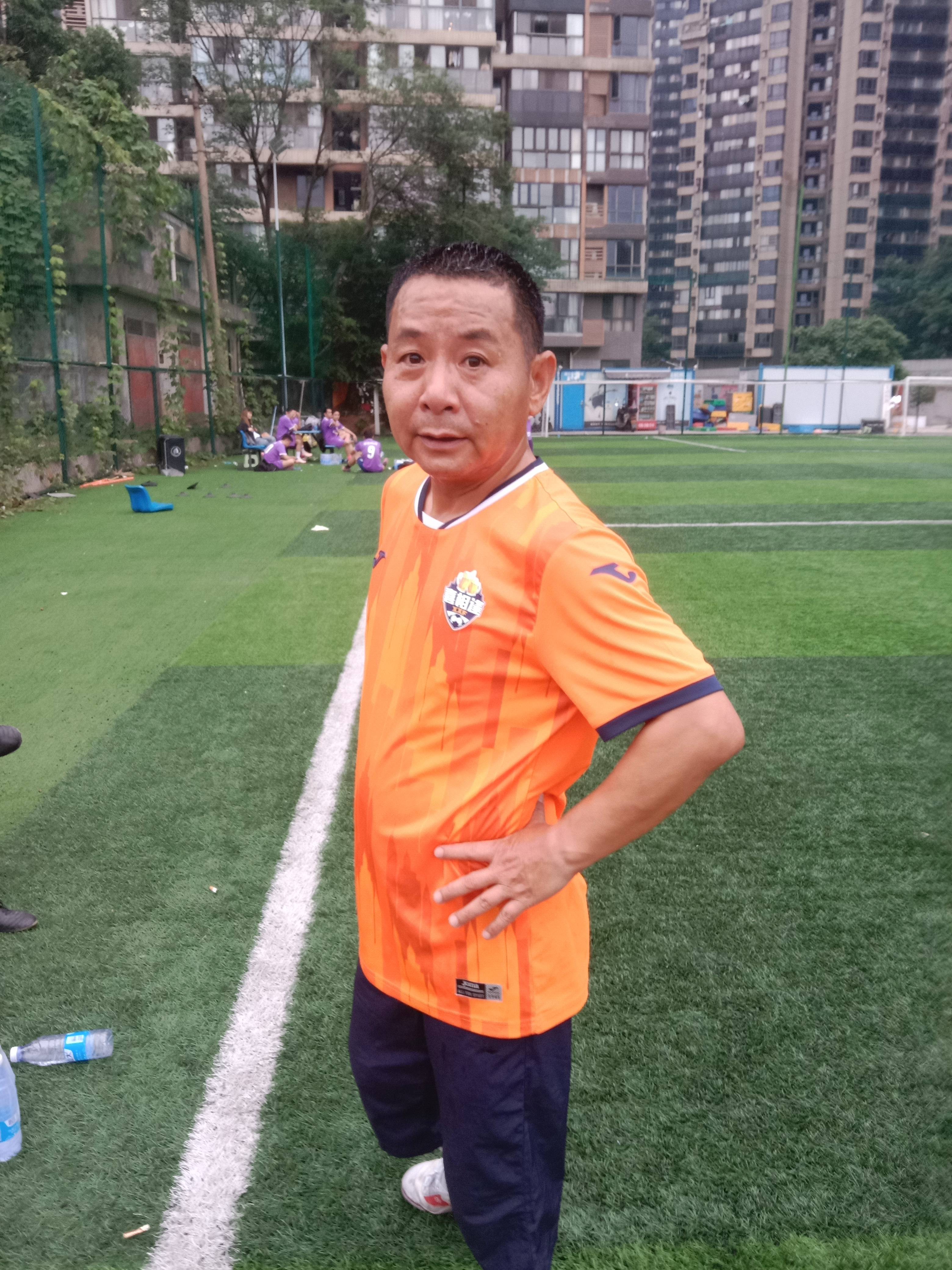 足球运动员们在场上尽展技能与激情
