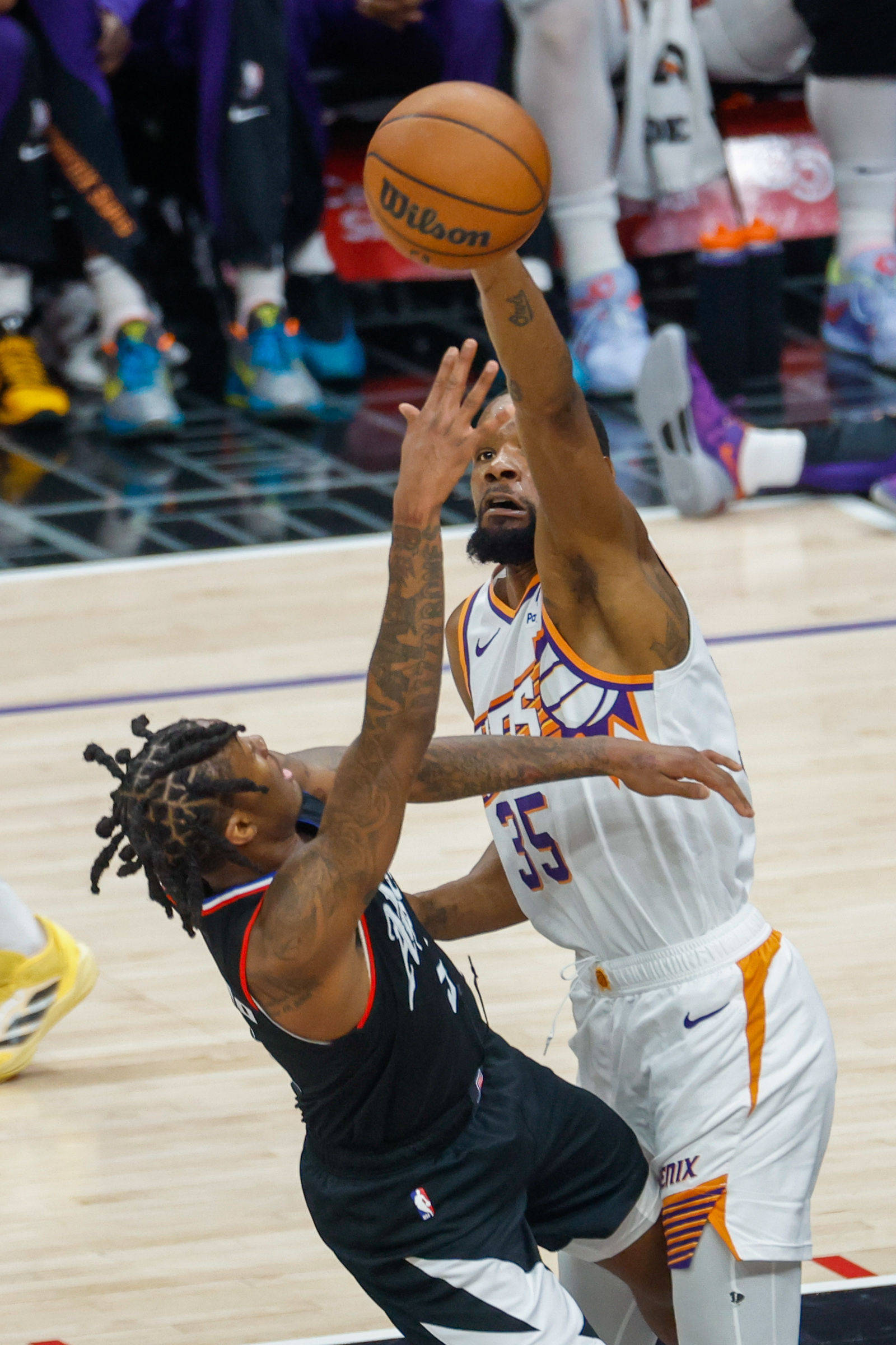 篮球球员技术风采展现,精彩瞬间引人入胜的简单介绍 篮球球员技术风采展现,精彩瞬间引人入胜的简单介绍