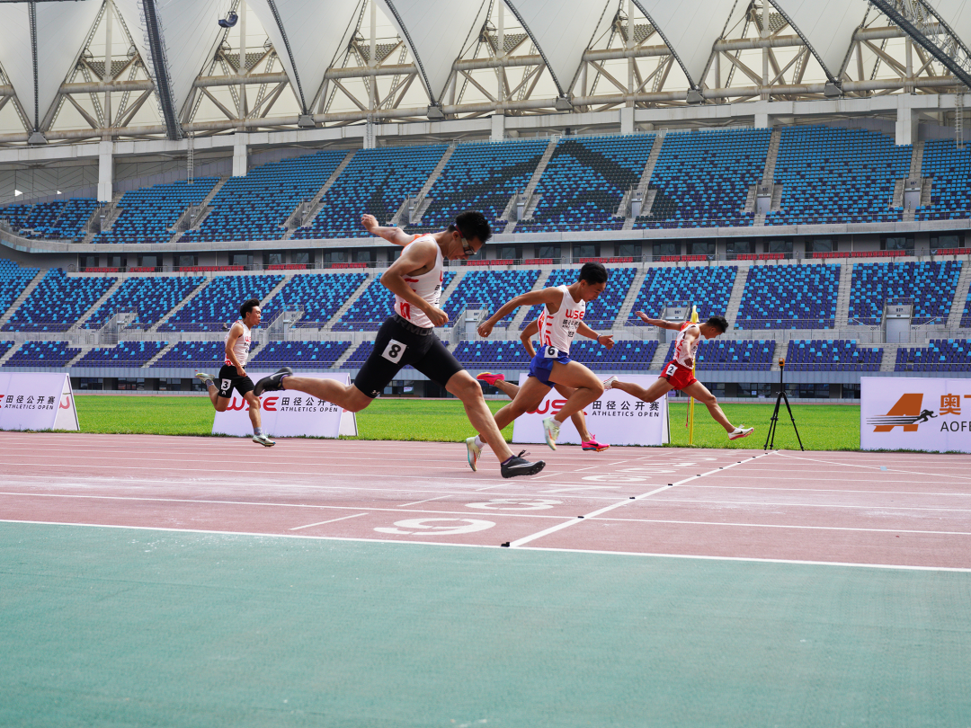 运动员们在角逐中凝聚力量，向着胜利冲刺