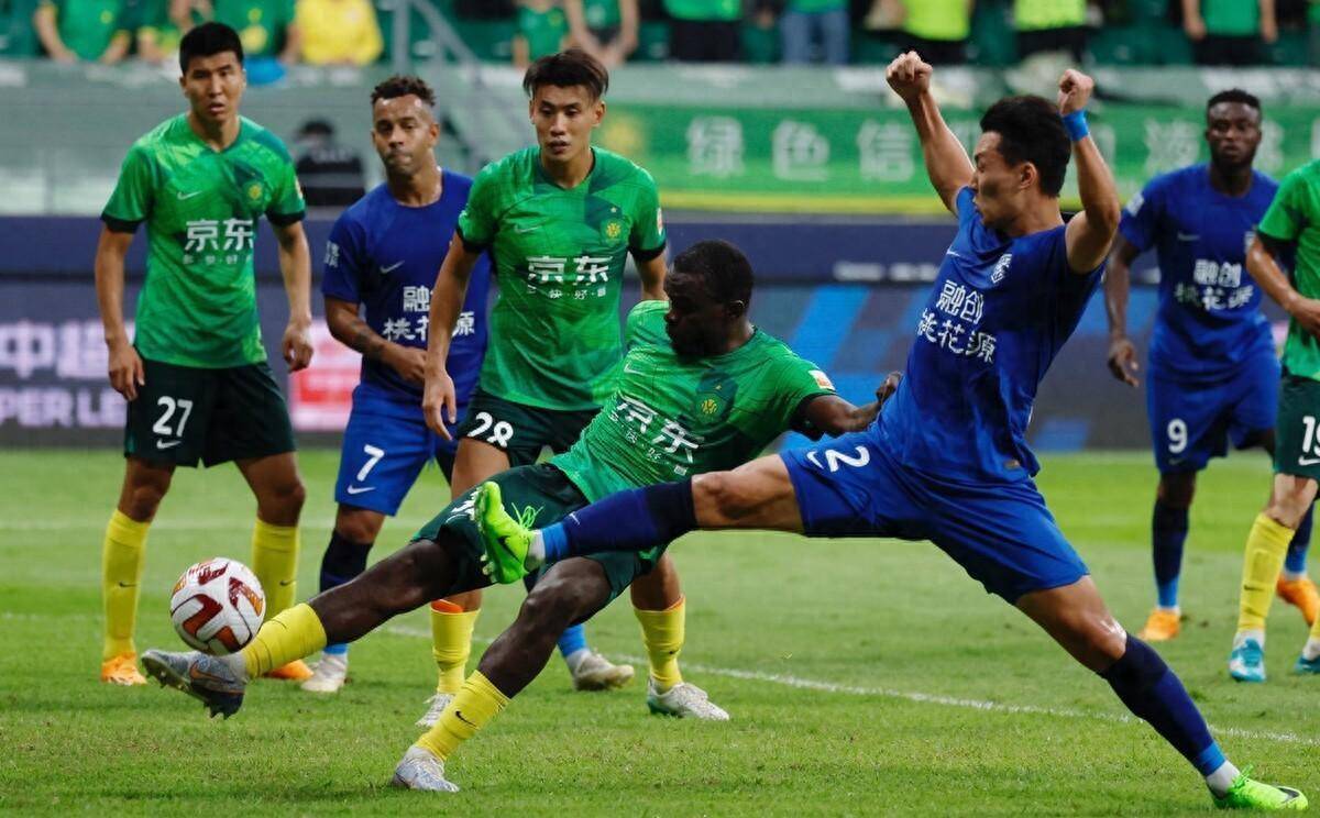 北京国安客场比分激烈,球迷热情高涨 北京国安客场比分激烈,球迷热情高涨