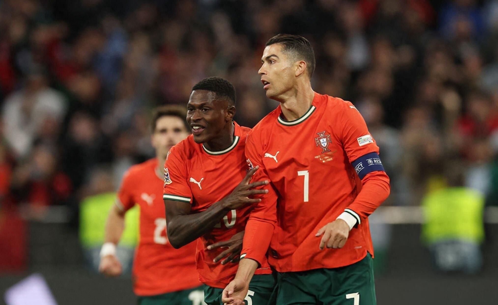 关于欧国联比赛欢乐颁奖典礼,球员舞动夜空的信息 关于欧国联比赛欢乐颁奖典礼,球员舞动夜空的信息