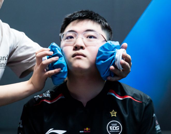 EDG险胜LGD,Canyon关键团战开团秒人强强对话2025世界赛,成为赛场最大亮点 EDG险胜LGD,Canyon关键团战开团秒人强强对话2025世界赛,成为赛场最大亮点