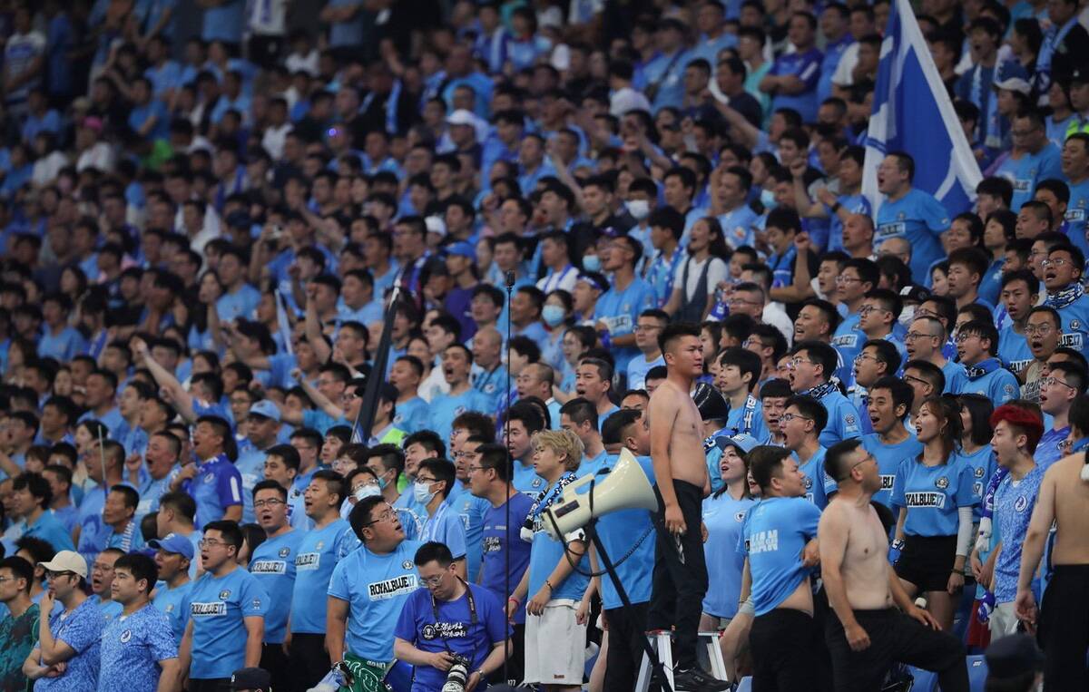 一场备受关注的比赛,现场球迷热情高涨 一场备受关注的比赛,现场球迷热情高涨