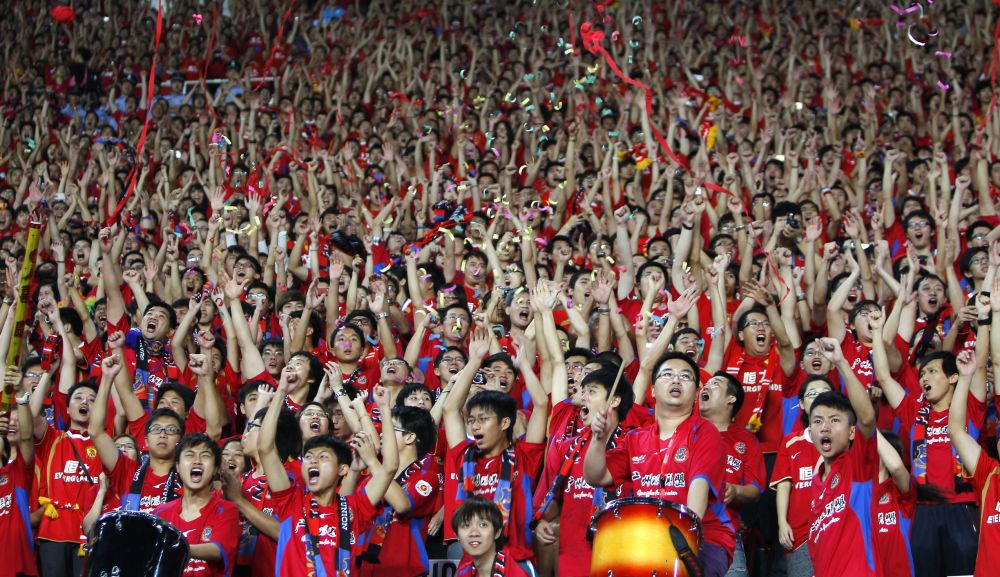 一场备受关注的比赛,现场球迷热情高涨 一场备受关注的比赛,现场球迷热情高涨