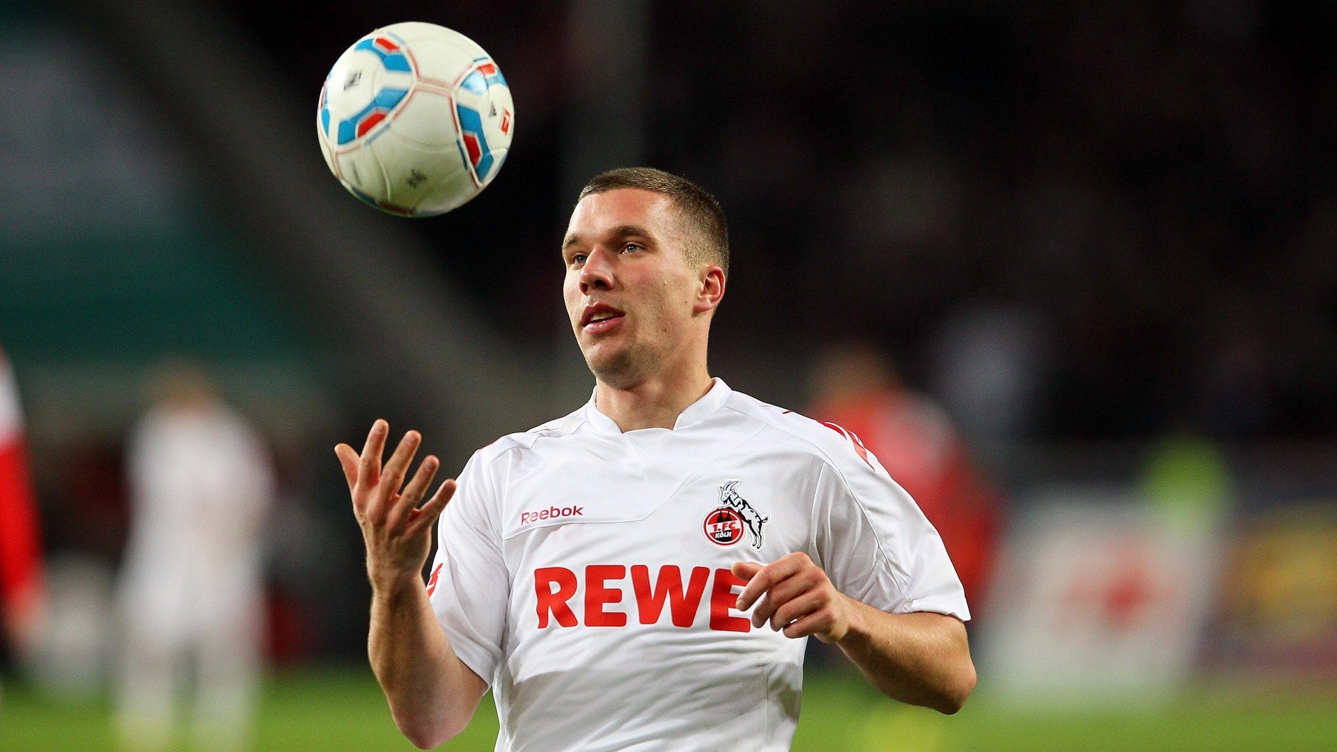 绿茵场与乒乓球台的双重奏，英格兰力克韩国，马龙惊艳四座